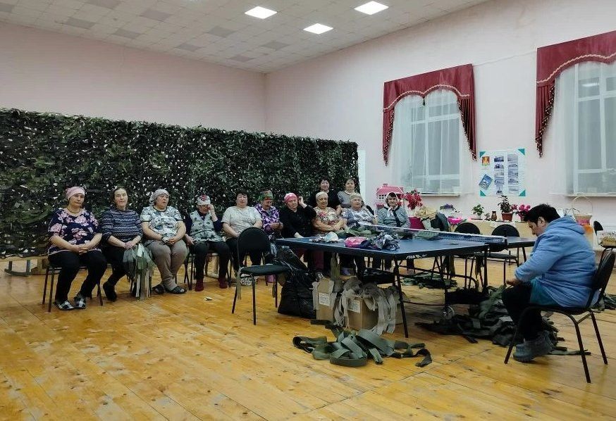 Кибәчлеләр маскировка челтәре үрә