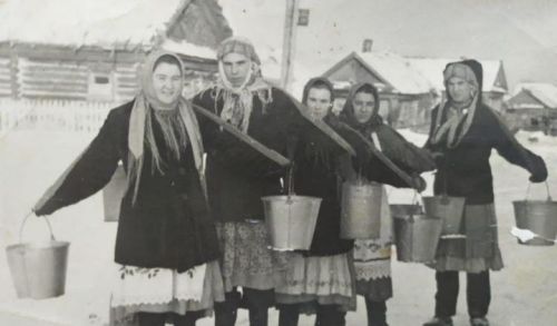 Ретро фото. Су китерү күренеше