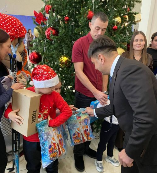 Кукмара районы башлыгы Сергей Димитриев «Теләкләр чыршысы» акциясенә кушылды