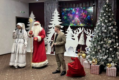 «Туганнар белән кич утырган кебек»: Җәкәү йортында Яңа ел концерты булды
