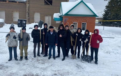 Зәйнең яшь активистлары Югары Баграж чиркәве тирәсен чистарттылар