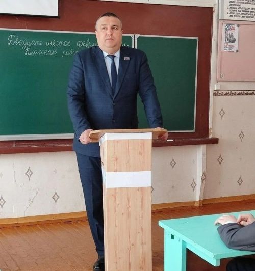 Ләке авыл җирлеге башлыгы Юрий Антонов мәктәптә узган парламент дәрестә булган
