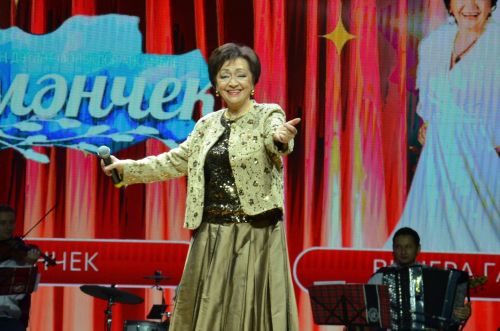 Винера Ганеева: «Озын көйләрне җырлап,  керәшен бәйрәмнәрендә тирбәлеп үскән кыз бала мин»