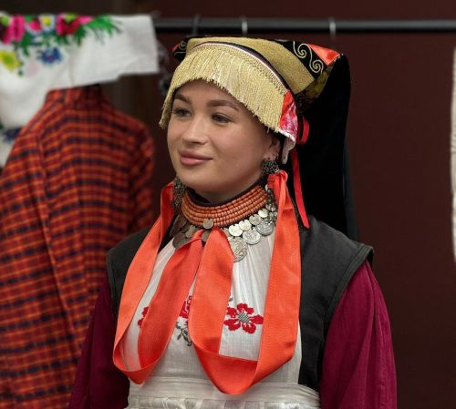 Керәшен кызлары баш киеме: калпак-чачак, тәңкәле такыя