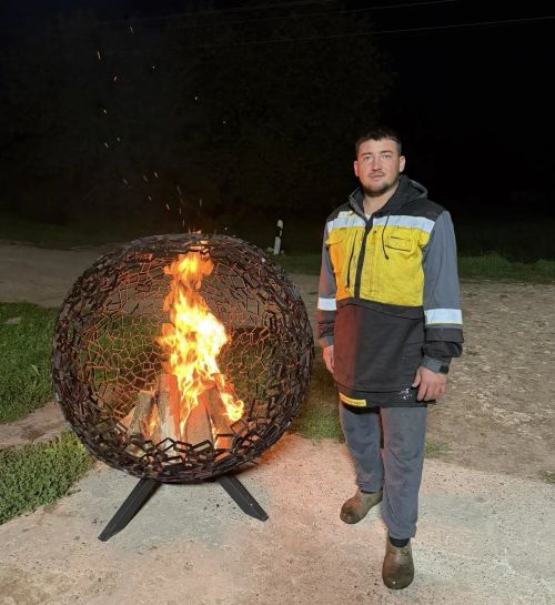 Түбән Әрнәш егете Федор Крешков учак өчен чаша һәм тәгәрмәчле мунча ясаган