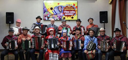 Уйныйбыз да, җырлыйбыз да, гармун кулларыбызда