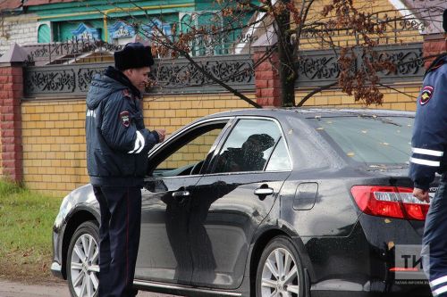 Юрист Гусятников: 1 апрельдән чит илдә алынган машина йөртү хокукларын Россиянекенә алмаштырырга кирәк