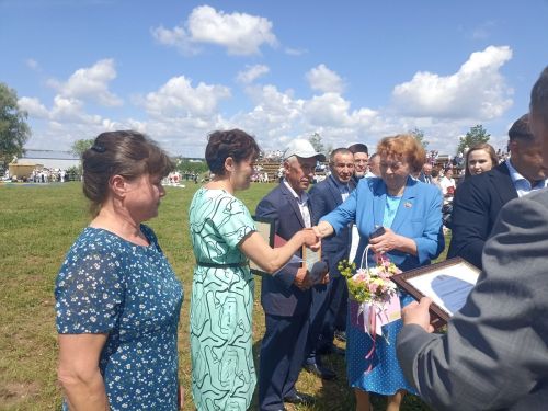 Үрәсбаштан Надежда Богдановага Рәхмәт Хаты тапшырылган