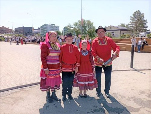 Село-Чурадан Азиннар гаиләсе укучыларны хөрмәтләү тантанасында катнашканнар