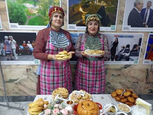 Ленинодан «Сүрәкә» халык фольклор коллективы бәйрәм кунакларын керәшен ризыклары белән сыйлады