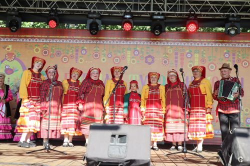 Питрауда «Түгәрәк уен» бер сәхнәгә 50гә якын фольклор коллективын җыйды