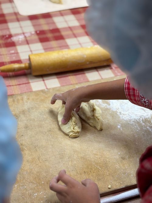 Атнакөн мәктәбендә балалар Покрау бөккәннәре пешерде