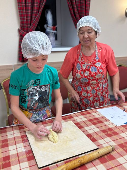 Атнакөн мәктәбендә балалар Покрау бөккәннәре пешерде