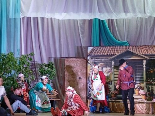 Һәр якның үз таланты: Авылларда үзешчәннәр концерт, театр күрсәтә