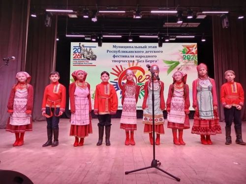 Минзәләнең «Дуслык» фольклор төркеме халык иҗаты фестиваль-бәйгесендә керәшен җыруы башкарды