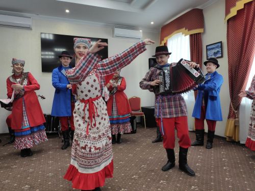 Олы көн атнасында «Бәрмәнчек» фольклор ансамбле иң мәгънәле һәм үзенчәлекле чара күрсәтә