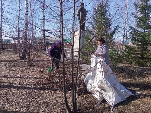 Дурт Мунча мәдәният йорты хезмәткәрләре һәйкәл янын тәртипкә китерделәр