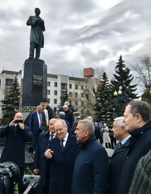 Рөстәм Миңнеханов һәм татар җәмәгатьчелеге Габдулла Тукай һәйкәленә чәчәкләр салды