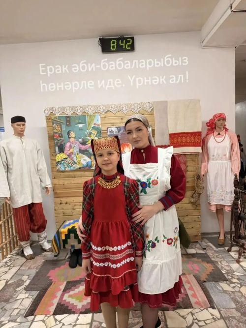 Түбән Камадан Виктория һәм Валерия Архиповалар лицейда керәшен киемнәреннән йөрде