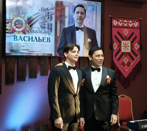 Күз яшьле бәйрәмгә — патриотик җырлар: Владимир Васильевның концерты булды