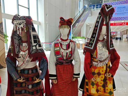 Россия-АСЕАН саммитындагылар Татарстан халыкларның милли киемнәре күргәзмәсен карады