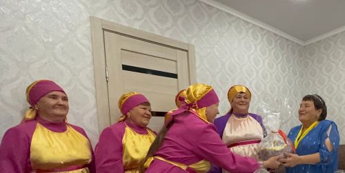 Югары Кондратаның «Сандугач» ансамбле Валентина Чалмаеваның өендә булды