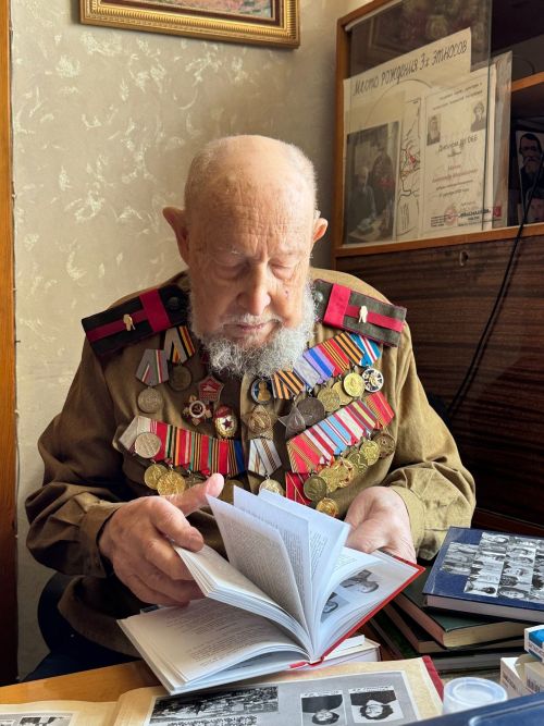 Бөек Ватан сугышы ветераны Александр Маловта кунакта