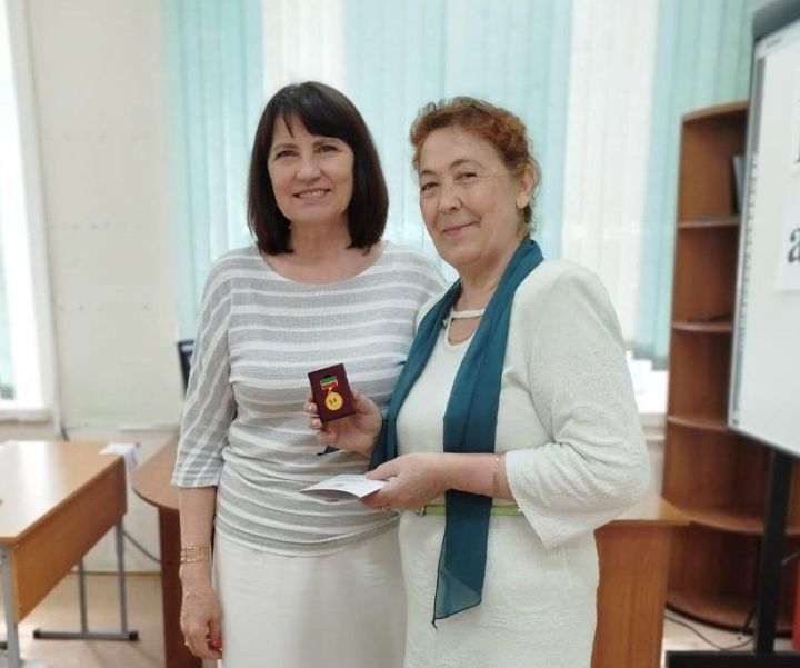 Наш сородич – Людмила Абрамова награждена нагрудным знаком