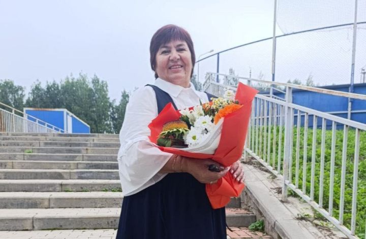 Красный Ключ поселогы мәктәбе укытучысы Зинаида Пестровага мактау билгесе тапшырылган