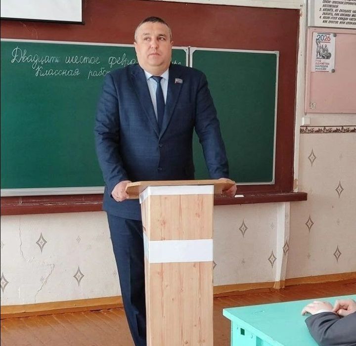 Ләке авыл җирлеге башлыгы Юрий Антонов мәктәптә узган парламент дәрестә булган