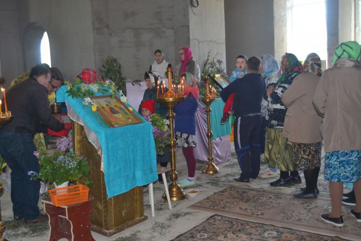 В храме Святителя Николая Чудотворца села Князево провели Троичное богослужение