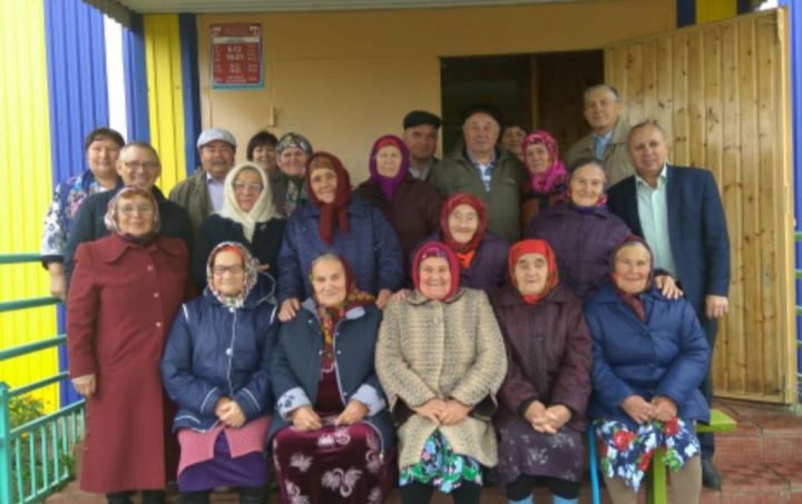 Пожилых людей деревни Сарсаз-Багряж поздравили с праздником