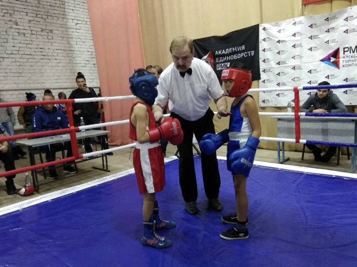 В Остроленском состоялся боксёрский турнир