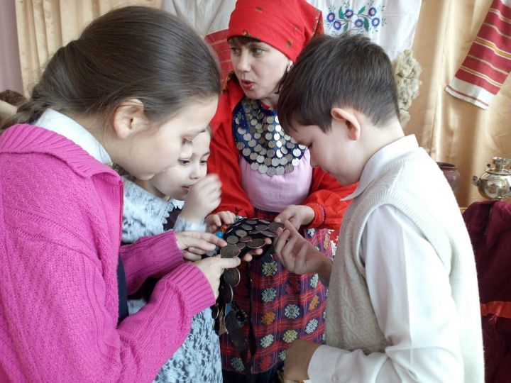В Чувашско-Елтанском сельском Доме культуры прошли фольклорные посиделки "Бабушкин сундук"