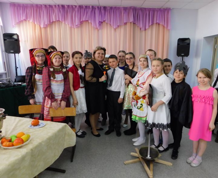 "Балтырган" ансамбле Казан шәһәренең  13 гимназиясе укучыларын Карга боткасы белән сыйлады
