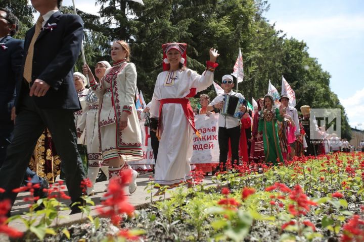 Россия көне уңаеннан Горький паркында халыклар дуслыгы парады узды