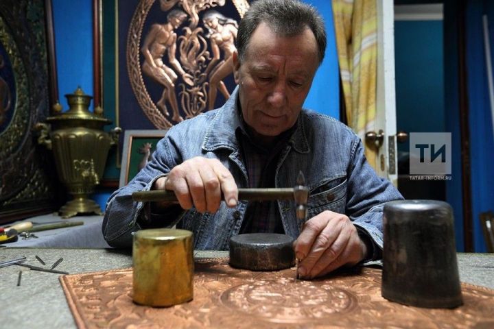 «Алтын йорт для чеканщика-самородка»: художник из Татарстана ищет учеников, помещения для выставки и мастерской