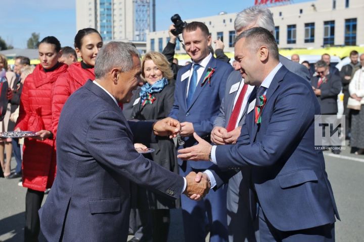 Минниханов вручил ключи от новых автомобилей больницам и учреждениям соцзащиты Татарстана