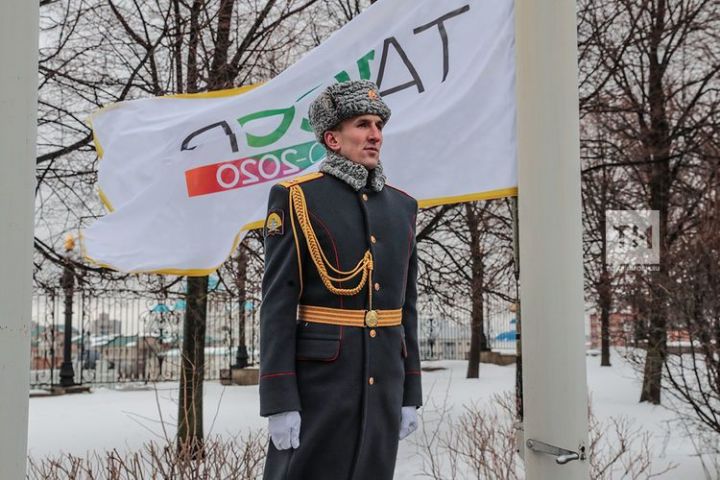 Над Казанским Кремлем установили флаг 100-летия ТАССР