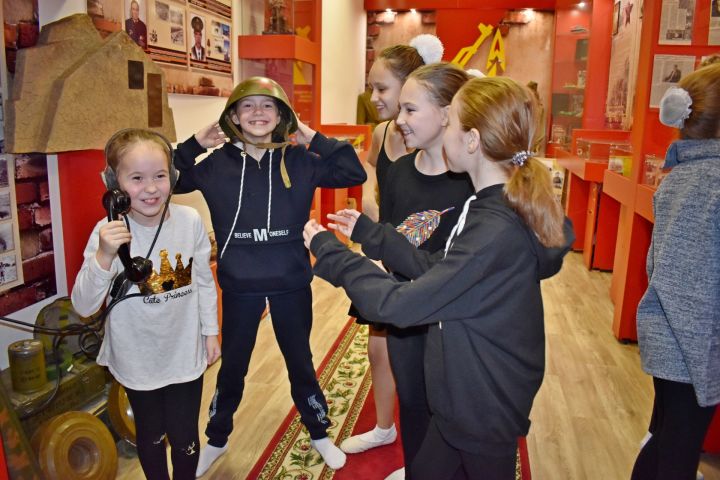 В поселке Татарстан для детей провели экскурсию в музей боевой славы