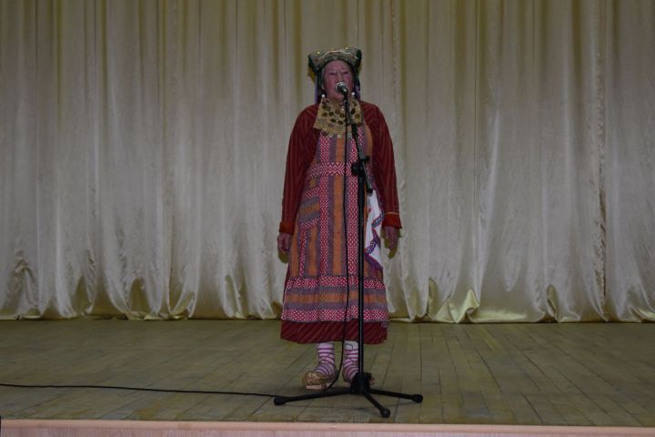 В поселке Татарстан прошел праздничный концерт «Мы славим женщину России!»