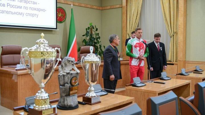 Чемпионы по пожарно-спасательному спорту попросили Минниханова выдвинуться на выборах Президента республики