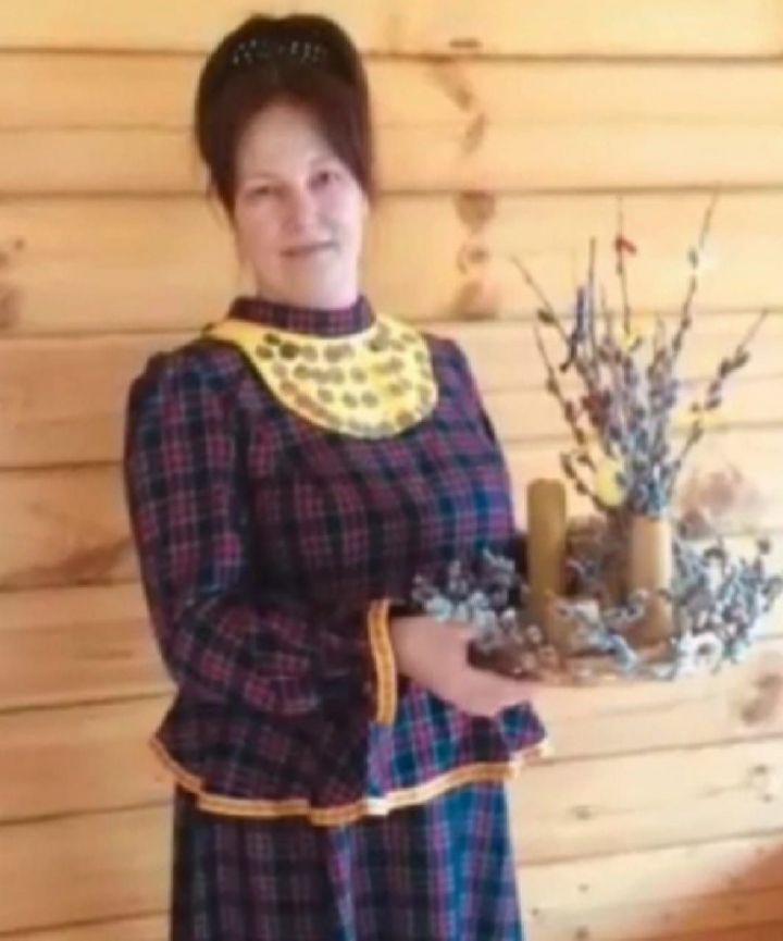 Карендәшебез Лариса Кибякова Бәрмәнчеккә өй бизәү ысулы күрсәтә – видео