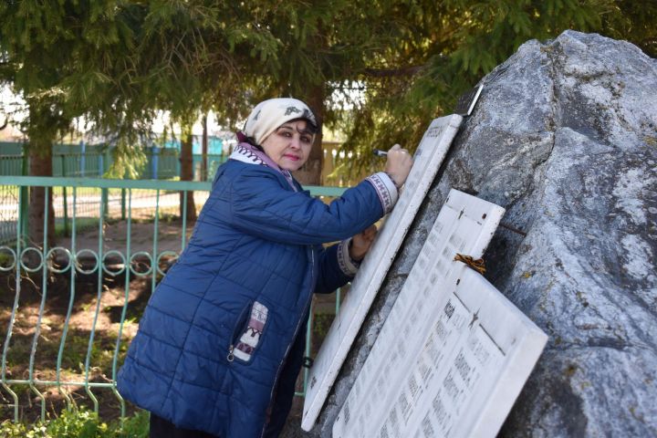 В деревне Чершилы провели патриотическую акцию «Чистый обелиск»