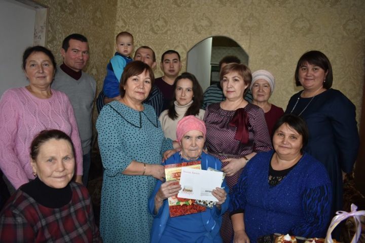 Труженицу тыла из села Янсуринское поздравили с 90-летним юбилеем