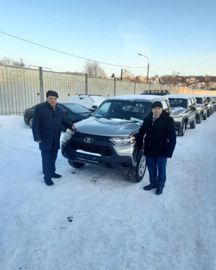 Петру Тараканову вручили ключи от нового автомобиля