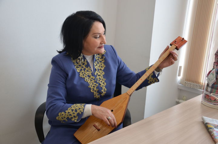 Лидия Әхмәтова "Тула басу" җырын башкара - видео