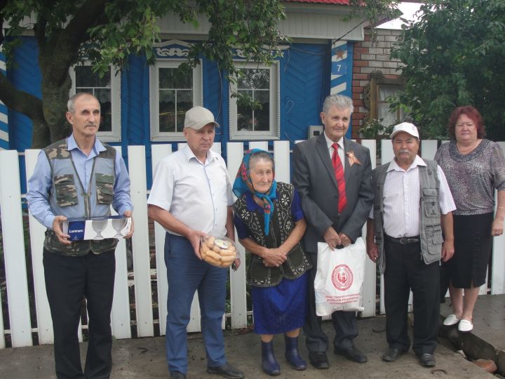 Сарсаз-Баграж авылында хезмәт ветеранына бүләк бирделәр