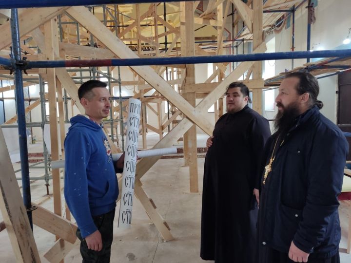 Художники из центральной России расписывают новый храм Нижнекамска