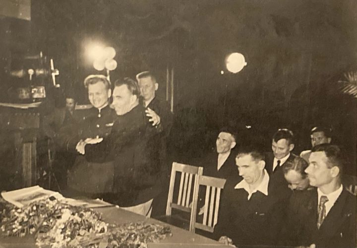 Герой Советского Союза Петр Гаврилов перед отправлением в Брест  (ретро-фото)